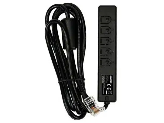 Schwarze Steckdosenleiste mit vier Steckplätzen und langem, fest verbundenem schwarzen Kabel, das in einem RJ45-Ethernet-Stecker endet; Produkt auf weißem Hintergrund - ideal zum Mieten oder Kaufen.