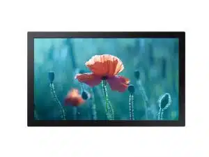 13 Zoll FHD Display Samsung QB13R-T zur Miete mit brillanter Darstellung: Auf dem Bild zeigt der Bildschirm eine Nahaufnahme einer leuchtend orangefarbenen Mohnblume und grüne Knospen vor einem sanften blau-grünen Hintergrund. Ideal für beeindruckende Präsentationen und digitale Werbung.
