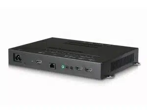 Schwarzes Elektronikgerät, rechteckig mit Lüftungsschlitzen, auf weißer Oberfläche; zeigt verschiedene Anschlüsse wie HDMI, Audio-Buchsen, Ethernet, USB und Netzteil-Eingang - ideal als Media Player oder Mini-PC zum Mieten oder Kaufen.