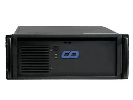 Frontansicht eines schwarzen Rackmount-Servers mit Lüftungsschlitzen, Power-Button und blauem Logo auf der Frontblende - idealer Server für Unternehmen, zum Kaufen oder Mieten.