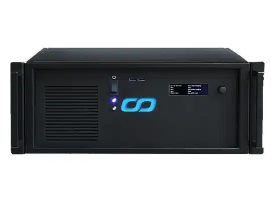 Frontansicht eines schwarzen Rackmount Computer Servers mit Lüftungsschlitzen, Bedienknöpfen, LED-Anzeigen, USB-Anschlüssen, kleinem Display und blauem Logo auf der Vorderseite - idealer Server zum Mieten oder Kaufen für professionelle IT-Lösungen.