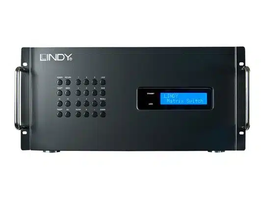 Vorderansicht des schwarzen Lindy Matrix Switch Geräts mit Steuerungstasten, seitlichen Griffen und blauem Digitaldisplay mit der Aufschrift "LINDY Matrix Switch" - professionelle AV-Umschaltlösung, ideal zum Kaufen oder Mieten für individuelle Anforderungen.