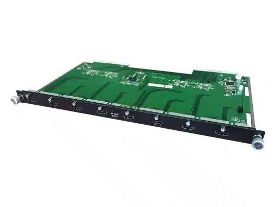 Grüne HDMI-Schnittstellenkarte mit mehreren HDMI-Anschlüssen an einer schwarzen Kante, befestigt mit Metallschrauben - geeignet für den Einbau in elektronische Geräte oder Racksysteme, ideal zum Kaufen oder Mieten für verschiedene Projektanforderungen.