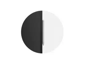 Weißer Stylus (Stift) - hier am rechten Rand eines Tablets magnetisch befestigt; ideal zum Mieten oder Kaufen. Das Produktbild zeigt den vertikal mittig platzierten Eingabestift, der das Bild in eine schwarze linke und eine weiße rechte Hälfte teilt. Perfekt für präzise Tablet-Bedienung und digitales Zeichnen.