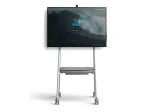 Digitaler Präsentationsbildschirm "Large Display Pro" auf rollbarem Standfuß, mit großem Monitor, Kamera oben und Ablagefach unten; Bildschirm zeigt Wellenmotiv und Login-Oberfläche - ideal für Events oder Konferenzen, mietbar oder kaufbar.