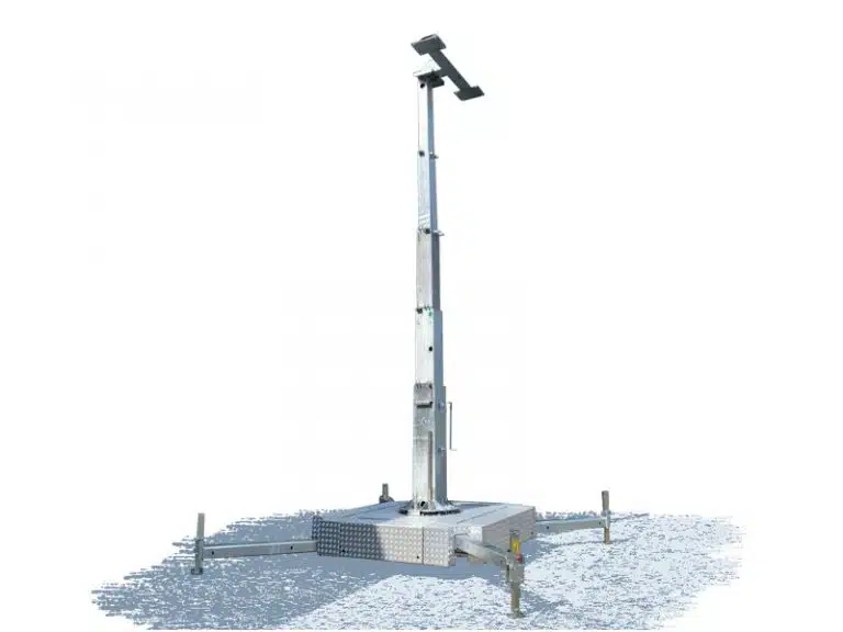 Mobiler Kameraüberwachungsturm mit Teleskop-Mast und stabilisierenden Standfüßen, aufgestellt im Freien; die Überwachungskamera ist oben am ausgefahrenen Metallmast montiert - ideal zum Kaufen oder Mieten.