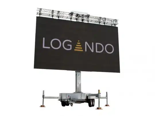Produktbild des "Mobiler LED Tower 7m² - 3,50 m x 2,00 m LED-Wand Cobra" von Logando: Große mobile LED-Leinwand mit brillantem Schwarz-Gelb-LOGANDO-Logo (gelbes stilisiertes A) auf schwarzem Bildschirm. Die LED-Wand ist auf einem Anhänger mit stabilisierenden Beinen montiert - ideal zur Miete oder zum Kauf für Outdoor-Events und Werbung.