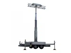 Mobiler LED-Turm - Cobra mieten: Kompakter, mobiler Lichtmast mit mehreren leistungsstarken LED-Flutern auf ausfahrbarem Mast, montiert auf Anhänger mit Rädern und stabilen Stützfüßen - ideal für die flexible Beleuchtung von Baustellen, verfügbar zum Kauf oder zur Miete vor weißem Hintergrund.