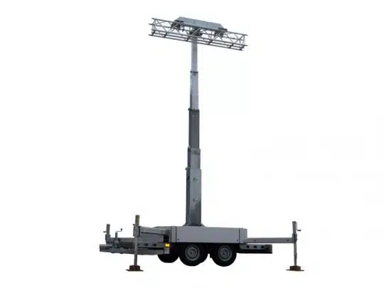 Mobiler LED-Turm - Cobra mieten: Kompakter, mobiler Lichtmast mit mehreren leistungsstarken LED-Flutern auf ausfahrbarem Mast, montiert auf Anhänger mit Rädern und stabilen Stützfüßen - ideal für die flexible Beleuchtung von Baustellen, verfügbar zum Kauf oder zur Miete vor weißem Hintergrund.