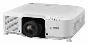 Weißer Epson-Beamer mit großem zentralen Objektiv, seitlichen Lüftungsschlitzen, Bedientasten auf der Oberseite und Epson-Logo vorne - perfekter Projektor zum Kaufen oder Mieten.