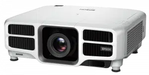 Weißer Epson Beamer mit zentraler Linse und schwarzen Belüftungsgittern an den Seiten, auf einer ebenen Fläche platziert - perfekter Projektor zum Kaufen oder Mieten für Präsentationen.