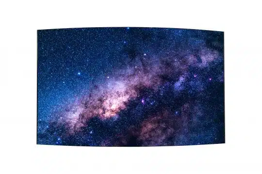 Produktbild des "Milky Way Galaxy Panorama" als gebogenes, rechteckiges Wandbild; es zeigt die detailreiche Milchstraße mit leuchtenden Sternenclustern, dunklen Staubbändern sowie blauen, violetten und pinken Farbtönen auf weißem Hintergrund - erhältlich zum Kaufen oder Mieten.
