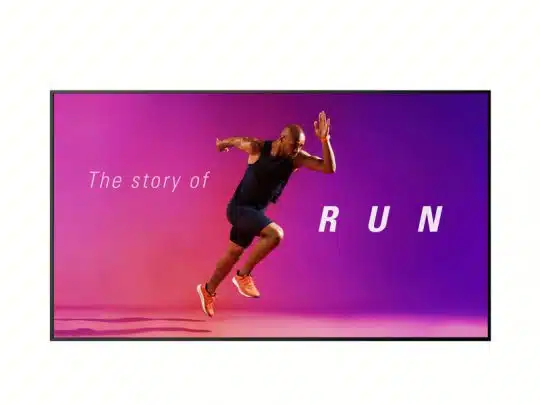 Ein sportlicher Mann in Laufkleidung sprintet dynamisch vor einem pink-lila Farbverlauf; daneben steht der Titel "The story of RUN", der dazu einlädt, diese inspirierende Lauf-Geschichte zu kaufen oder zu mieten.