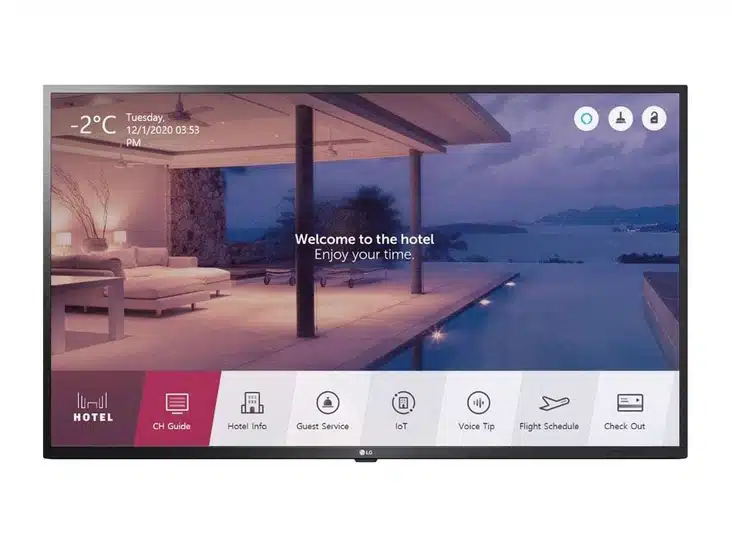 Flachbildfernseher "Hotel Welcome Screen" zeigt Willkommensbildschirm mit Pool und Meerblick im Hintergrund. Auf dem Bildschirm werden Menüpunkte wie Hotelinfos, Gästeservice, Check-out sowie Optionen zum Kaufen oder Mieten von Zusatzleistungen während des Hotelaufenthalts angezeigt. SEO-optimiert für Begriffe wie Hotel-TV, Willkommensbildschirm, Flachbildfernseher und Hotel Gästeservice.