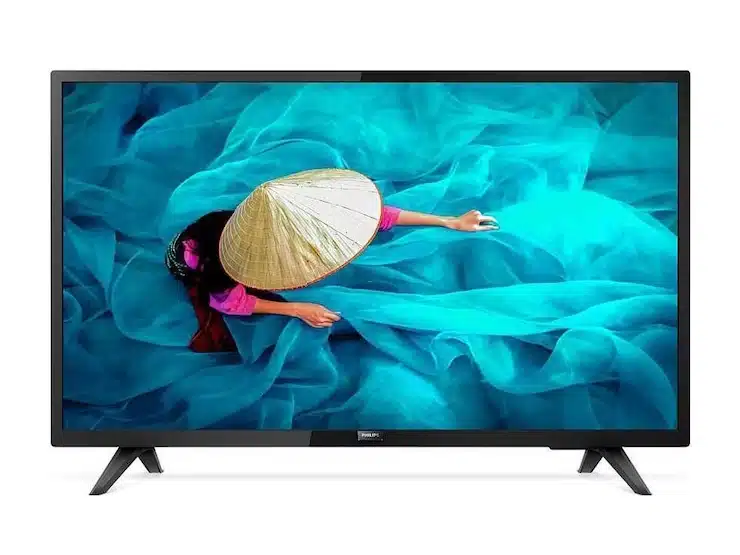 Flachbildfernseher zeigt farbenfrohes Kunstwerk mit einer Person im spitzen Hut und pinkem Shirt, die sich über wirbelndes blaues Wasser oder Stoff streckt - modernes TV-Gerät ideal zum Kaufen oder Mieten für Ihr Wohnzimmer.