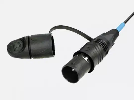 Schwarzer, runder Stromstecker mit Schutzkappe am Band vor hellem Hintergrund - idealer elektrischer Verbinder zum Kaufen oder Mieten.