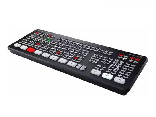 Blackmagic ATEM Mini Video Switcher - kompaktes, schwarzes Keyboard mit zahlreichen roten, weißen und grauen Tasten für professionelle Videoproduktion; ideal zum Kaufen oder Mieten.