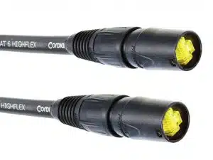 Zwei Cat 6 Highflex Ethernet-Kabel in Schwarz mit gelben Steckerkappen und Schutzabdeckungen, nebeneinander auf weißem Hintergrund. Die Kabel sind sowohl zum Kaufen als auch zum Mieten erhältlich.