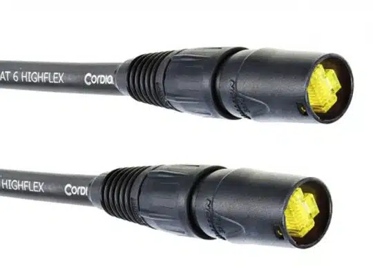 Zwei Cat 6 Highflex Ethernet-Kabel in Schwarz mit gelben Steckerkappen und Schutzabdeckungen, nebeneinander auf weißem Hintergrund. Die Kabel sind sowohl zum Kaufen als auch zum Mieten erhältlich.