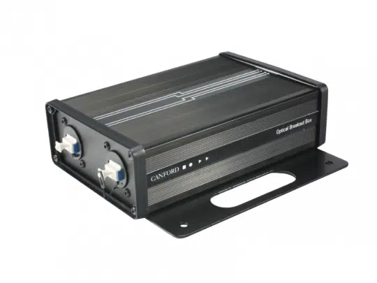 CANFORD opticalCON QUAD Breakout-Box, schwarz, rechteckig, mit LC Duplex-Anschlüssen, Kabeln und Beschriftung, auf Metallbasis.