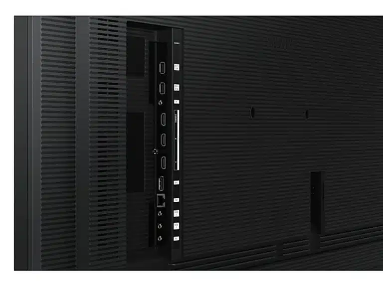 Rückansicht eines schwarzen Flachbildfernsehers, Modell nicht sichtbar, mit mehreren Anschlüssen wie HDMI, USB, Ethernet sowie Audio/Video-Eingängen - ideal für alle, die einen vielseitigen Smart-TV mieten oder kaufen möchten.