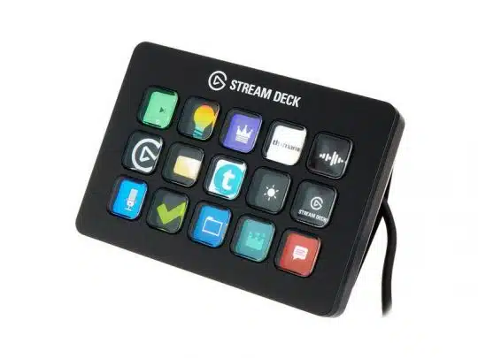 Elgato Stream Deck (15 Tasten): Schwarzes Steuergerät mit 15 individuell belegbaren LCD-Tasten, jeweils mit unterschiedlichen Symbolen angezeigt; Gerät leicht schräg fotografiert, Anschlusskabel rechts sichtbar-ideal zum Mieten oder Kaufen für Livestreaming und Content Creation.
