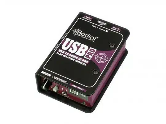 Radial Engineering USB Pro - schwarze und lila USB-zu-Audio-DI-Box, mit klar erkennbarer Beschriftung "USB to Audio DI Box", verschiedenen Ein- und Ausgängen sowie Bedienelementen an der Front; professionelle Box zum Kaufen oder Mieten, geeignet zur hochwertigen Signalübertragung von Computer zu Mischpult oder Soundsystem.