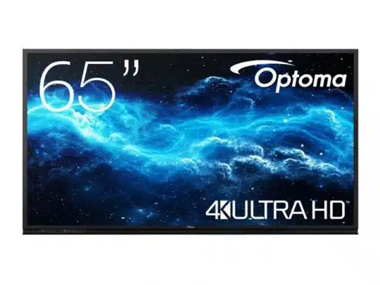 65 Zoll UHD Multi Touch Display Optoma 3652RK zeigt ein farbenfrohes, hochauflösendes Bild von blau-weißen Wirbelwolken im All. Auf dem Bildschirm stehen die Texte "65″", "Optoma" und "4K Ultra HD". Das neue Touchdisplay eignet sich ideal für Präsentationen und interaktive Anwendungen.