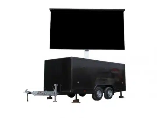 Schwarzer LED Trailer 15m² (5,12 m x 2,88 m) von V:LED mit zwei Rädern, Deichsel und Stützfüßen. Der Anhänger zeigt einen erhöht montierten VSF6 LED Screen und ist gebraucht zum Kauf oder zur Miete erhältlich. Ideal für mobile Werbung oder Events.