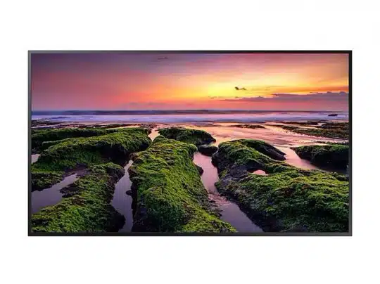 Moderner Flachbildfernseher, Modell Samsung Crystal UHD, zeigt ein brillantes Bild mit felsiger Küste und grünem Moos im Vordergrund, dahinter das Meer und ein farbenprächtiger Sonnenuntergang - ideal zum Kaufen oder Mieten für gestochen scharfe TV-Erlebnisse.