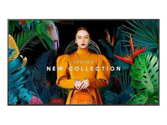 Eine Frau trägt ein leuchtend orangefarbenes Outfit und steht vor üppigen, bunten tropischen Blättern und Blumen. Über dem Bild steht der Text "Spring New Collection - jetzt mieten oder kaufen". Das Bild bewirbt die neue Frühlingskollektion zum Kaufen oder Mieten.