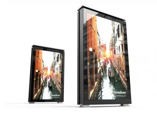 86 Zoll Doppelseitige Display Stele DynaScan DK861DR4 (Neuware) vor weißem Hintergrund: Großes, modernes Digital-Display mit farbigem Kanalmotiv - Boote und Gebäude - im Vordergrund; dahinter ein kleineres, leicht versetztes Display. Perfekte Lösung für professionelle Werbedisplays.