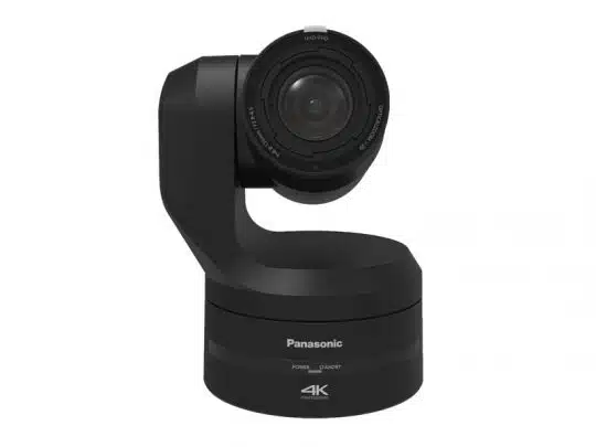 Die 4K PTZ-Kamera Panasonic AW-UE150KEJ in Schwarz mit schwenkbarem Objektiv, perfekt für ferngesteuerte Pan-Tilt-Zoom-Aufnahmen, vor weißem Hintergrund. Ideal zum Mieten oder Kaufen für professionelle Videoaufnahmen.
