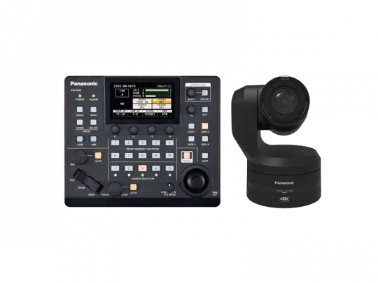 4K PTZ-Kameraset Panasonic AW-UE150KEJ mit Fernsteuerung AW-RP60GJ: Das Produktbild zeigt die professionelle 4K-PTZ-Kamera Panasonic AW-UE150KEJ mit passender Fernbedienung AW-RP60GJ. Die Kamera ist kompakt, schwarz und verfügt über ein großes Objektiv sowie schwenkbaren Kamerakopf, während das Steuermodul zahlreiche Bedientasten und einen Joystick besitzt. Dieses hochwertige Kameraset kann gemietet werden und eignet sich ideal für Livestreams, Events oder Videoproduktionen.