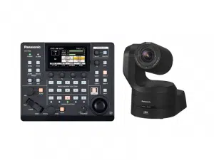 Das 4K PTZ-Kameraset Panasonic AW-UE160KEJ mit Fernsteuerung AW-RP60GJ ist auf weißem Hintergrund abgebildet. Die schwarze Kamera und das schwarze Steuerpult, beide mit Knöpfen, Drehreglern und Display, sind kompakt gebaut und für professionelle Videoaufnahmen geeignet. Das Set ist als Mietprodukt verfügbar.