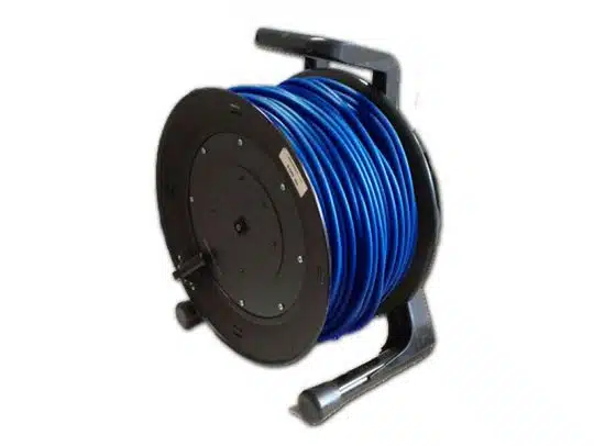 Blaues 50 Meter 12G-SDI BNC-Kabel, ordentlich auf einer robusten schwarzen Kabeltrommel mit stabilem Griff und Ständer aufgewickelt - ideales Mietkabel für professionelle Videoübertragungen.