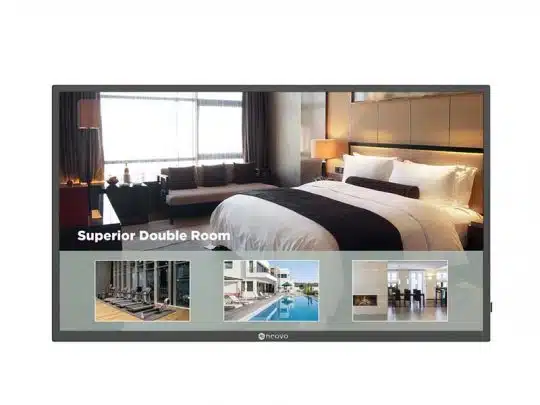 Produktbild zeigt einen Fernseher, auf dessen Bildschirm Bilder eines "Superior Double Room" Hotels zu sehen sind: Hauptfoto eines modernen Doppelzimmers mit Aufschrift "Superior Double Room", daneben kleinere Ansichten von Fitnessstudio, Pool und Restaurant. Am unteren Rand stehen die Optionen "mieten" oder "kaufen". Alt-Text für Hotelzimmer-Vermietung oder -Kauf.