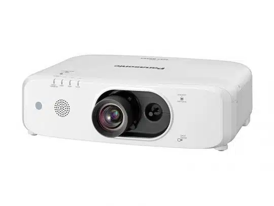 Weißer Panasonic Beamer mit zentralem Objektiv, Bedienknöpfen, Lautsprecher und Einstellrädern vorne und oben; ideal zum Kaufen oder Mieten; vor weißem Hintergrund.