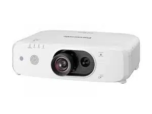Weißer Panasonic Beamer mit großer Linse, Bedienknöpfen und Lüftungsschlitzen an der Front - idealer Projektor für Präsentationen und Medienwiedergabe, zum Kaufen oder Mieten.