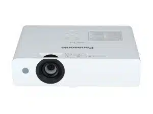 Weißer Panasonic Beamer, frontal aufgenommen, mit Linse links und Bedientasten oben - ideal zum Kaufen oder Mieten.