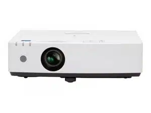 Weißer Multimedia-Beamer mit schwarzem Objektiv auf der linken Seite, frontal vor weißem Hintergrund - ideal zum Kaufen oder Mieten für Veranstaltungen oder Präsentationen.