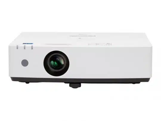 Weißer Multimedia-Beamer mit schwarzem Objektiv auf der linken Seite, frontal vor weißem Hintergrund - ideal zum Kaufen oder Mieten für Veranstaltungen oder Präsentationen.