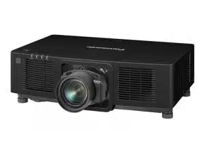 Schwarzer Panasonic Projektor mit großer zentraler Linse, seitlichen Lüftungsgittern und vier Standfüßen, auf weißem Hintergrund - ideal zum Mieten oder Kaufen.