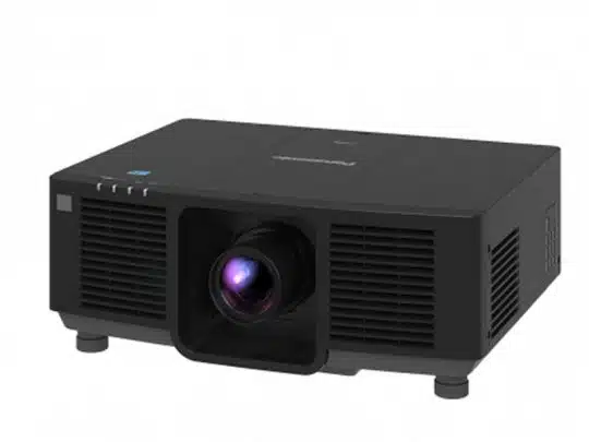 Schwarzer Beamer mit großer Linse vorne, Modellname nicht sichtbar, auf weißem Hintergrund; das Gerät hat seitliche Belüftungsgitter und vier kleine Standfüße - ideal für Miete oder Kauf.