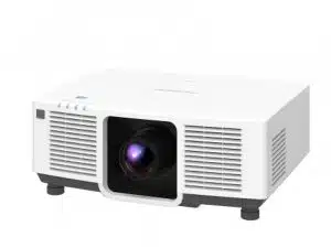 Weißer Panasonic Beamer mit zentraler Linse und seitlichen Lüftungsschlitzen, frontal auf neutralem Hintergrund - ideal zum Kaufen oder Mieten für Präsentationen.
