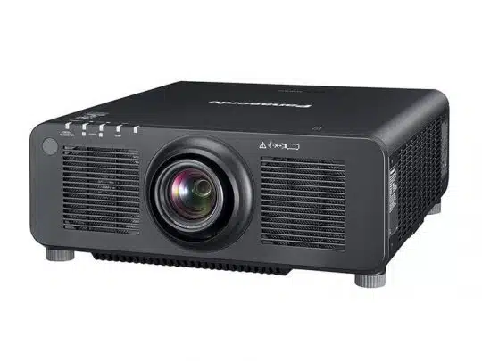 Panasonic Beamer in Schwarz mit großem zentralen Objektiv und seitlichen Lüftungsschlitzen, vor weißem Hintergrund - ideal zum Mieten oder Kaufen für Präsentationen und Events.