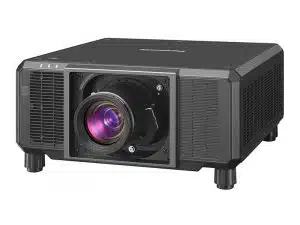 Schwarzer Panasonic Beamer mit zentraler Linse, rechteckigem Gehäuse, seitlichen Lüftungsschlitzen und vier kurzen Standfüßen - ideal für Events zum Mieten oder Kaufen.