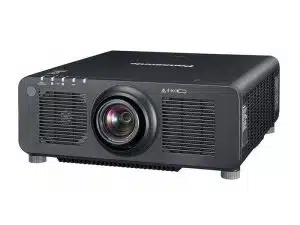 Schwarzer Panasonic Beamer mit großer zentraler Linse und seitlichen Lüftungsgittern vor weißem Hintergrund - ideal zum Mieten oder Kaufen.