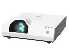 Weißer Panasonic Beamer mit großem Objektiv, leuchtender Lampe und Bedientasten auf der Oberseite, stehend auf einer ebenen Fläche vor weißem Hintergrund - ideal zum Kaufen oder Mieten für Präsentationen.