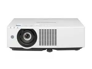 Vorderansicht eines weißen Panasonic Projektors mit großem Objektiv links und Lüftungsgittern rechts, ideal zum Mieten oder Kaufen. Das Gerät steht auf einer flachen Oberfläche vor neutralem Hintergrund.